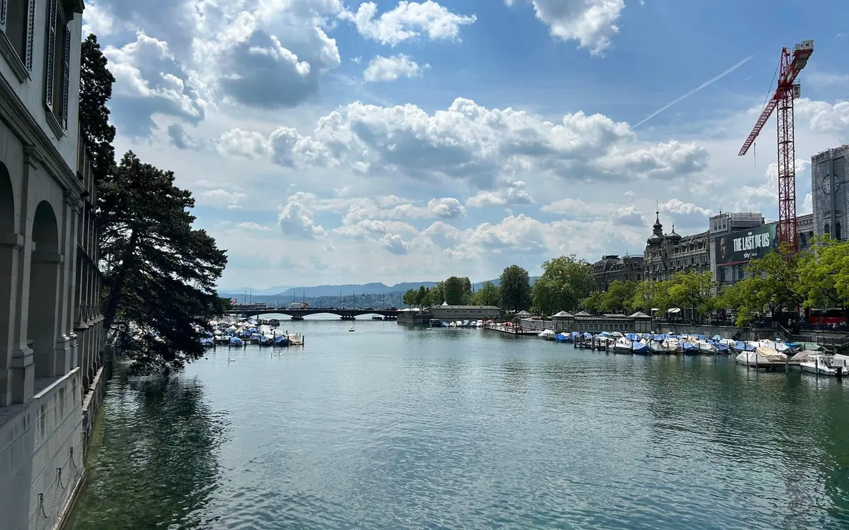 A passenger boat leaving Interlaken on Lake Brienz