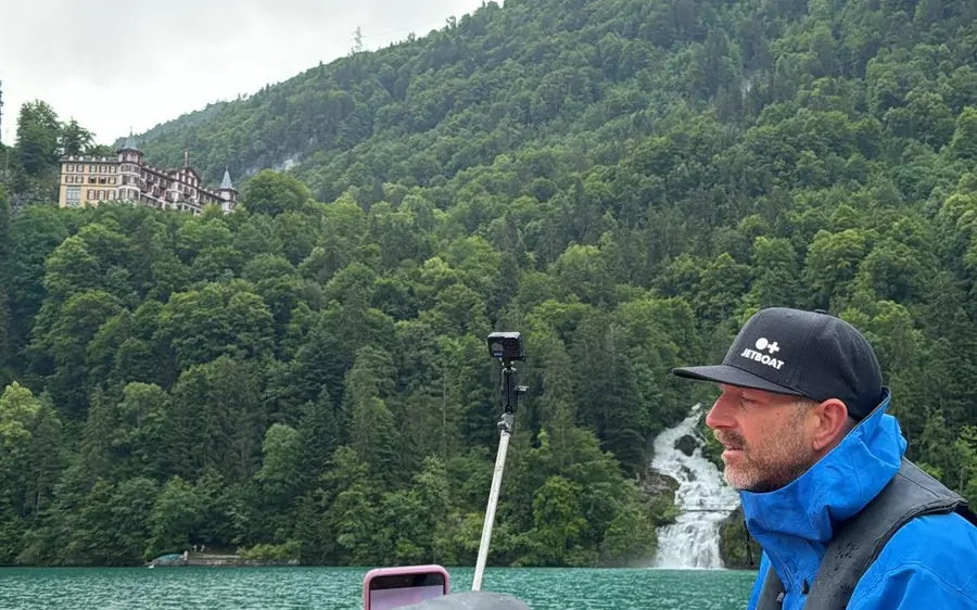 A jetboat turning on the turquoise water of Lake Brienz